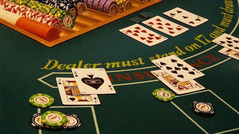 Người chơi cần phải đánh bại Dealer khi đặt cược với Blackjack