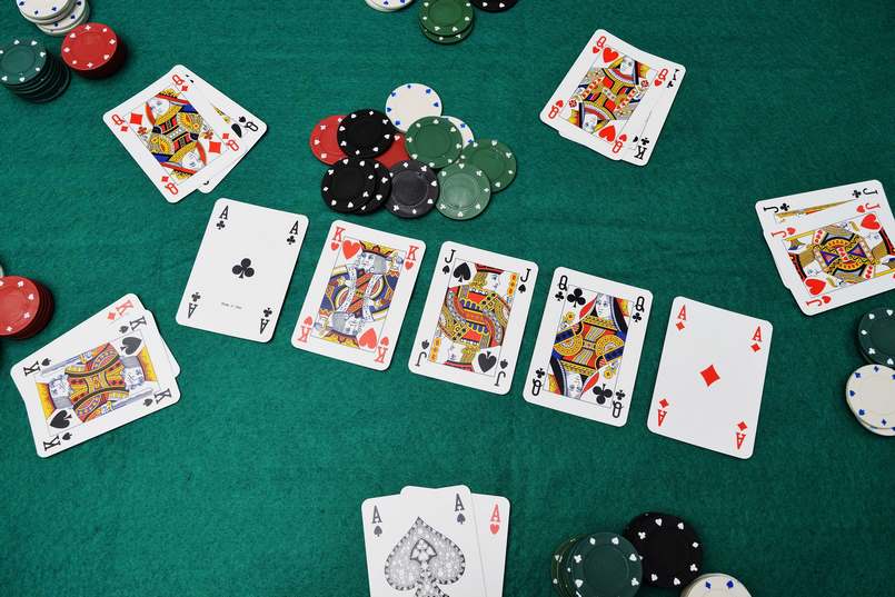 Chiến thuật bluff trong Poker là gì?