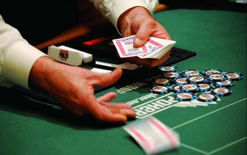 Dealer là người chia bài ở các sòng casino